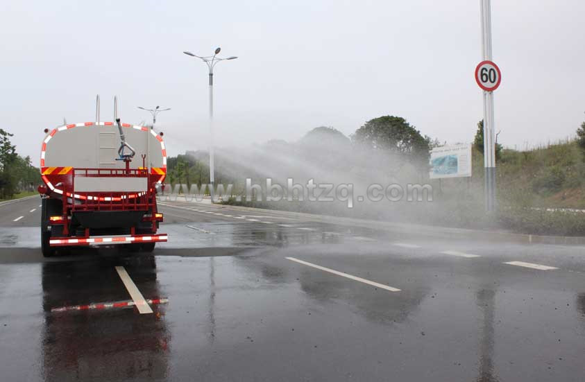 東風(fēng)153  18噸灑水車高位花灑實(shí)拍圖片.jpg