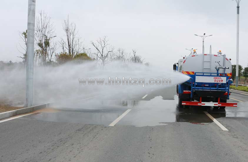 東風專底12噸灑水車側(cè)噴圖片.jpg