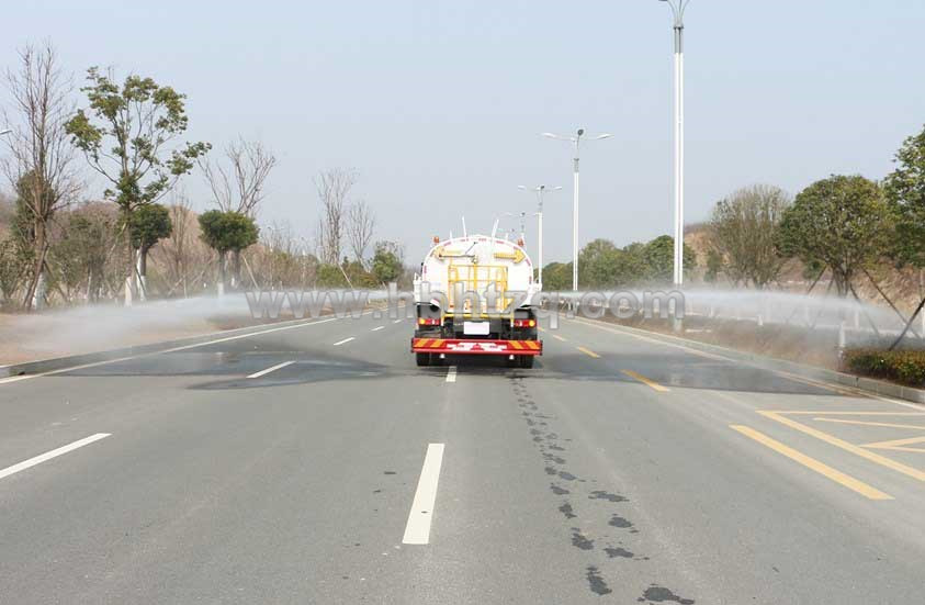 福田歐馬可12噸灑水車側(cè)噴圖片.jpg