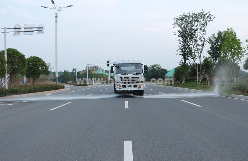 東風(fēng)新款153 20噸灑水車(chē)前沖圖片.jpg