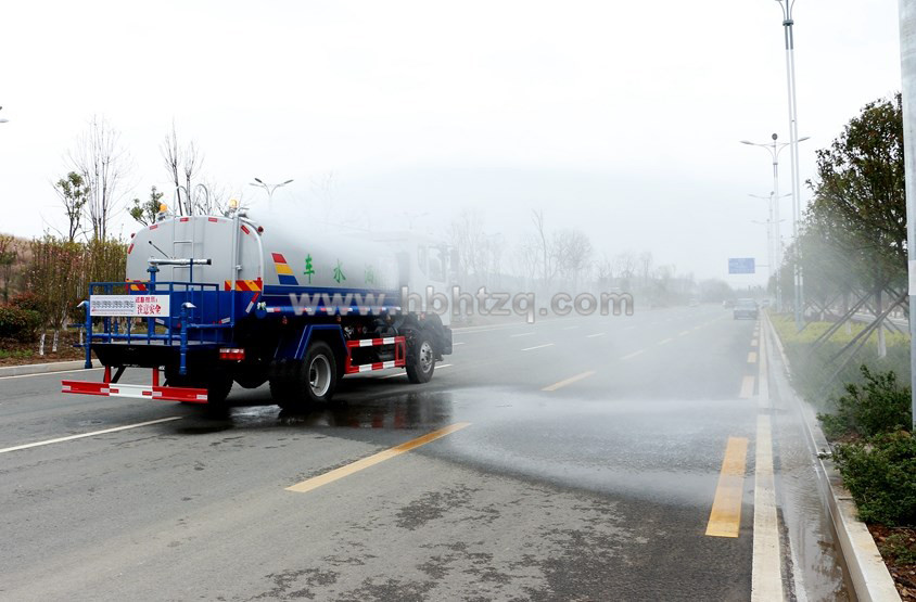 東風(fēng)御虎11.5噸灑水車高位花灑圖片.jpg