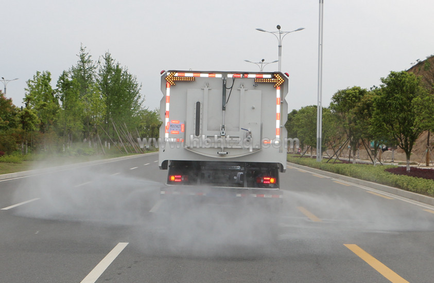 8噸掃路車加裝后噴霧系統(tǒng)